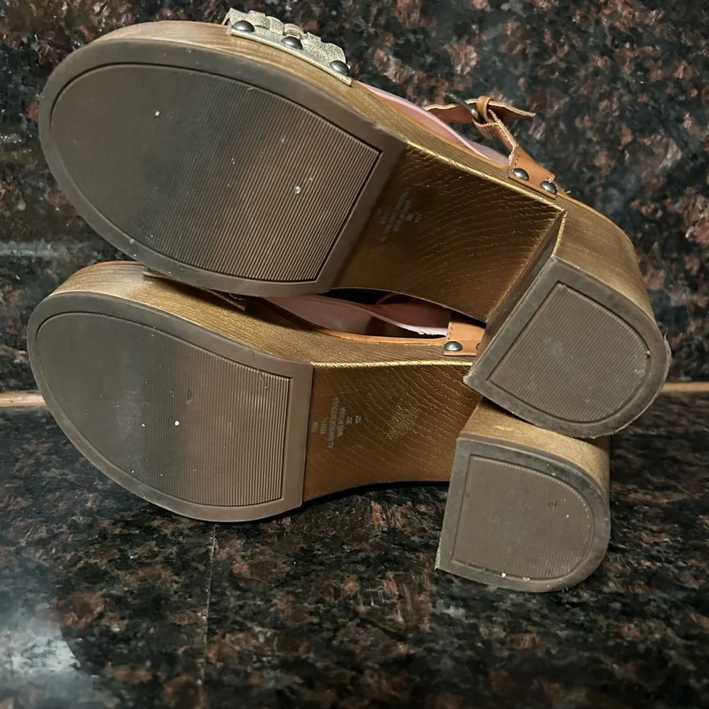 indigo rd. Daft Wooden Platform Heels 7.5